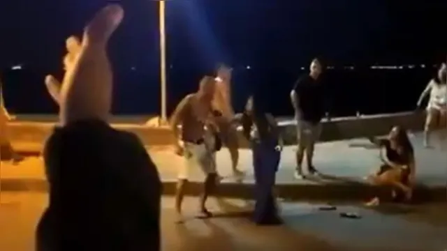 Imagem ilustrativa da notícia Vídeo: homem chuta rosto de mulher durante briga generalizada no Rio
