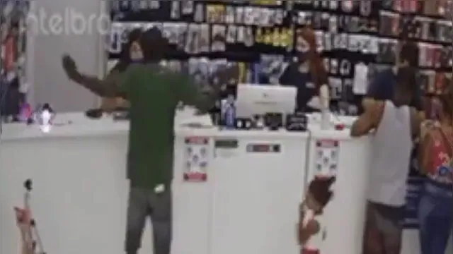 Imagem ilustrativa da notícia Vídeo: cliente se recusa a pagar produto e dá tapa em vendedora