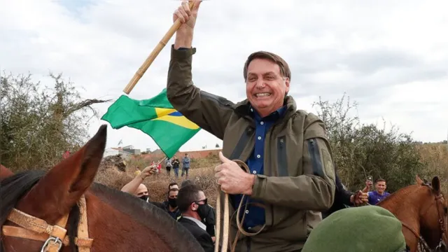 Imagem ilustrativa da notícia "Encher sua boca de porrada", diz Bolsonaro a jornalista ao ser questionado sobre Queiroz