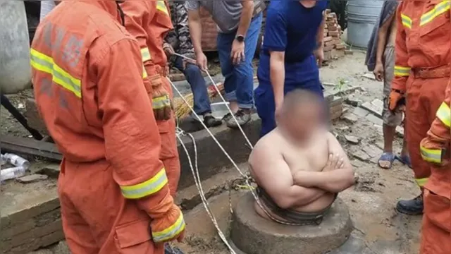 Imagem ilustrativa da notícia Impressionante! Jovem cai em poço e é "salvo" pela barriga