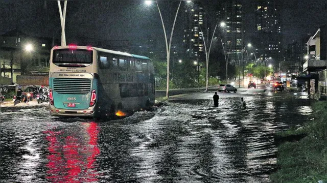 Imagem ilustrativa da notícia Chuva volta a cair com força em Belém e causa pontos de alagamento