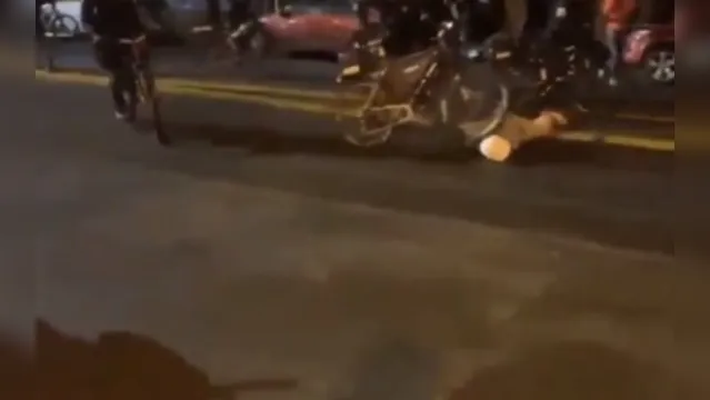 Imagem ilustrativa da notícia Policial passa por cima de pescoço de manifestante com bicicleta; veja o vídeo