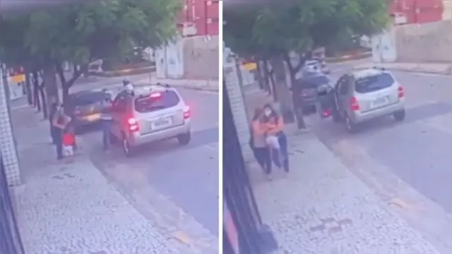 Imagem ilustrativa da notícia Vídeo flagra mãe e filha sendo assaltadas por dupla em moto. Assista!