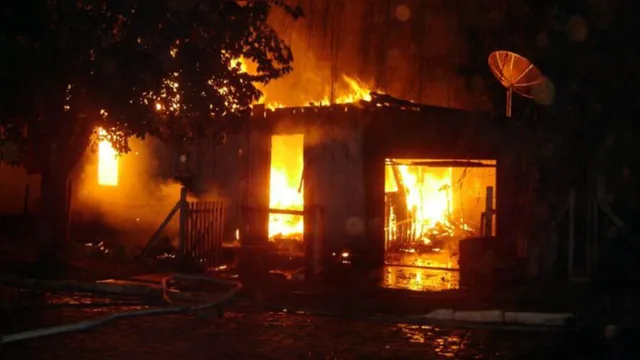 Imagem ilustrativa da notícia Pais deixam criança sozinha em casa e ela morre carbonizada em incêndio no Pará