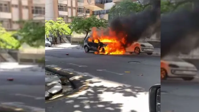 Imagem ilustrativa da notícia Carros são destruídos por fogo em rua movimentada de Belém; assista!