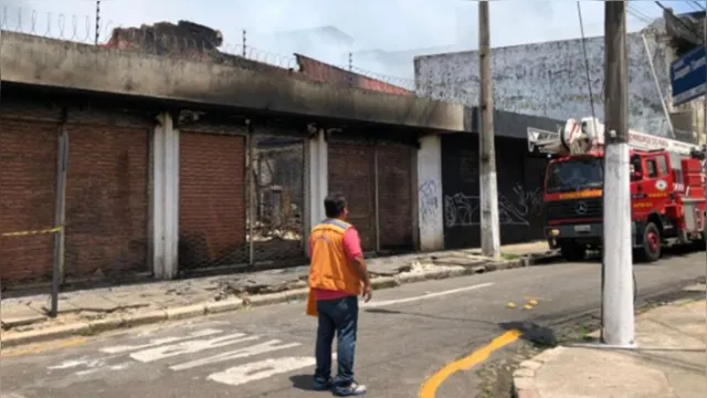 Imagem ilustrativa da notícia Após incêndio, risco de desabamento interdita avenida na Cidade Velha