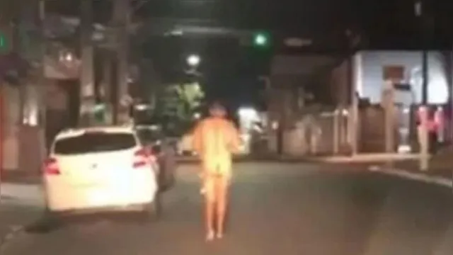 Imagem ilustrativa da notícia PM prende homem pelado que tentava furtar carros