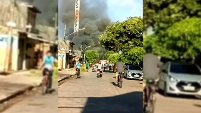 Imagem ilustrativa da notícia Incêndio com enorme coluna de fumaça  destrói casa em Icoaraci. Veja o vídeo!