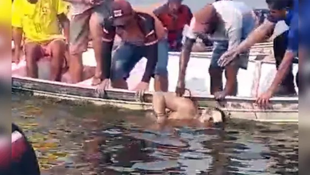 Imagem ilustrativa da notícia Imagens fortes! População tenta resgatar corpo de idoso no rio