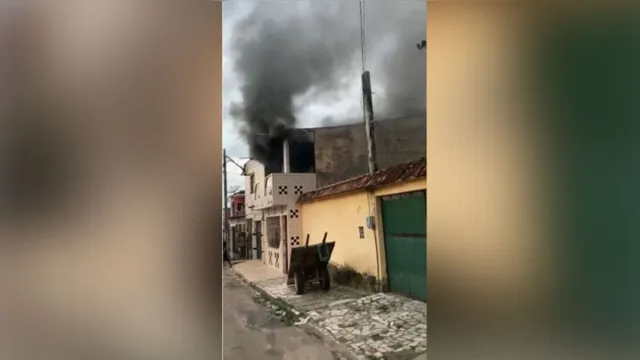 Imagem ilustrativa da notícia Perda total: incêndio atinge residência no Curió-Utinga; veja o vídeo!