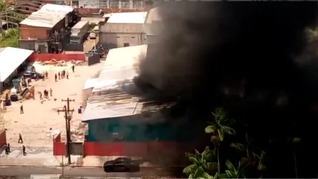 Imagem ilustrativa da notícia Incêndio de grandes proporções atinge fábrica em Ananindeua; veja o vídeo!