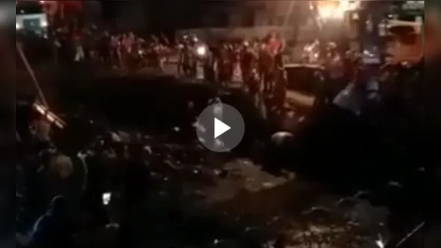 Imagem ilustrativa da notícia Novo vídeo feito a noite mostra populares invadindo caminhão que caiu no canal da Caripunas