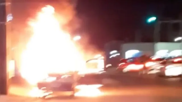 Imagem ilustrativa da notícia Carro em chamas assusta moradores na Timbiras; veja o vídeo!