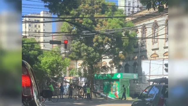 Imagem ilustrativa da notícia Poste tomba e interdita o trânsito na Doutor Moraes em Belém