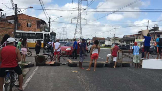 Imagem ilustrativa da notícia Moradores interditam avenida Independência em protesto; trânsito congestionado