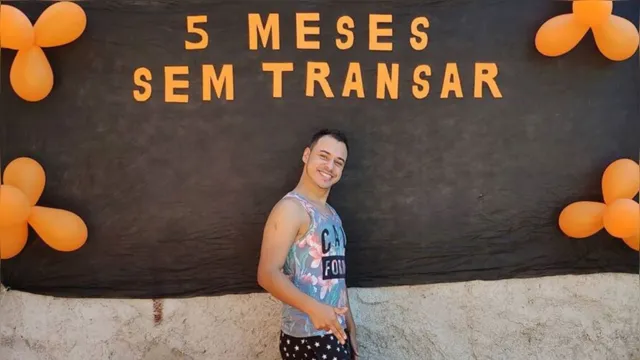 Imagem ilustrativa da notícia Viralizou: jovem faz festa com tema "5 meses sem transar"