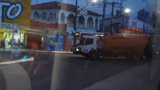 Imagem ilustrativa da notícia Acidente entre ônibus e caminhão interdita Almirante Barroso e causa congestionamento
