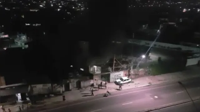 Imagem ilustrativa da notícia Incêndio atinge residência na avenida Perimetral. Veja o vídeo!