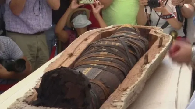 Imagem ilustrativa da notícia Vídeo: sarcófago de 2.500 anos é aberto diante várias pessoas desprotegidas