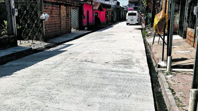 Imagem ilustrativa da notícia Cansados de esperar pela prefeitura, moradores pavimentam rua em Belém