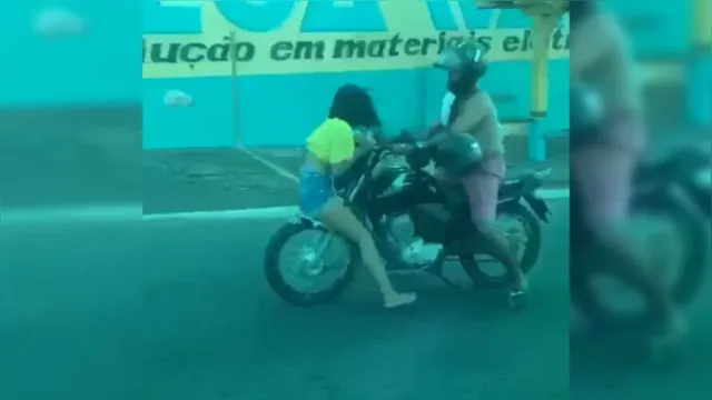 Imagem ilustrativa da notícia Mulher é levada no paralama de motocicleta durante discussão com homem; veja o vídeo!