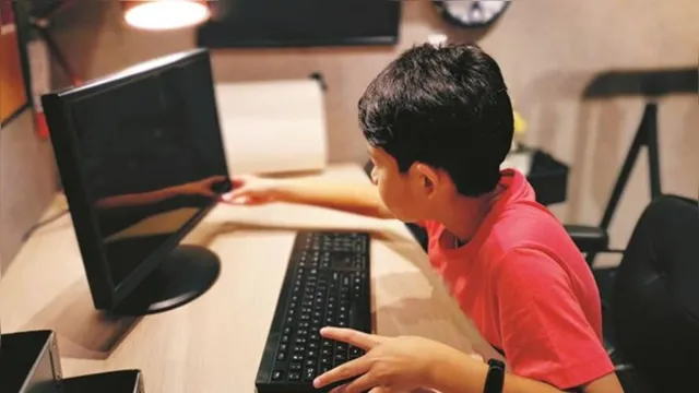 Imagem ilustrativa da notícia Menino de 12 anos "hackeia" aulas online e compartilha pornografia com colegas