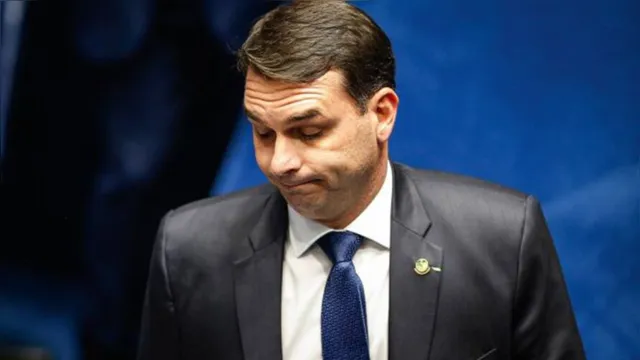 Imagem ilustrativa da notícia MP conclui denúncia contra Flávio Bolsonaro e Queiroz por esquema de rachadinha