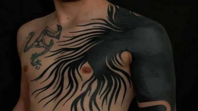 Imagem ilustrativa da notícia Entenda
a nova onda de tatuagens com tinta preta e aflição na ponta da agulha