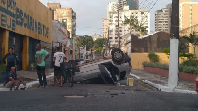 Imagem ilustrativa da notícia Carro que capotou após colisão é retirado e trânsito volta ao normal no Reduto