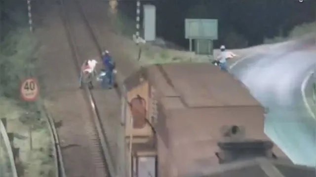 Imagem ilustrativa da notícia Dupla escapa de ser atropelada por trem no Pará. Veja o vídeo!