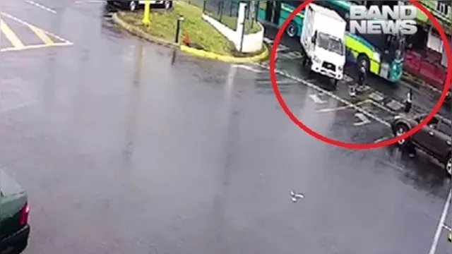 Imagem ilustrativa da notícia Por um triz, bebê escapa da morte após mãe se distrair em estacionamento; veja o vídeo