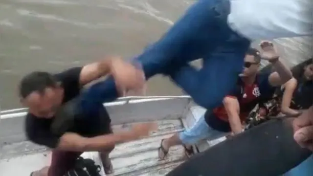 Imagem ilustrativa da notícia Vereador leva "voadora" ao ser cobrado por homem. Veja o vídeo!
