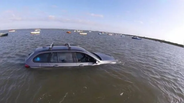 Imagem ilustrativa da notícia BMW aparece no meio de um rio na Inglaterra