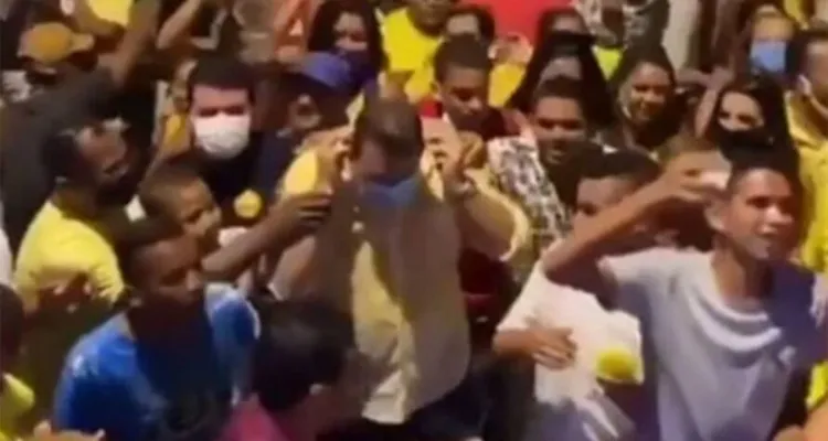 Imagem ilustrativa da notícia Vídeo: prefeito pega máscara usada por eleitor, põe no rosto e tira foto
