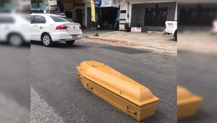 Imagem ilustrativa da notícia Caixão cai de carro funerário e fica no meio da rua em Belém. Veja o vídeo