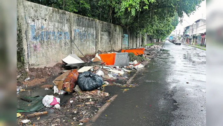 Imagem ilustrativa da notícia Rua da Marinha tem acúmulo de entulhos