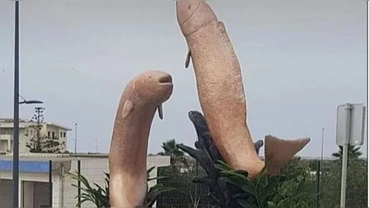 Imagem ilustrativa da notícia Monumento de peixes em formato de 'pênis' é demolido após protestos