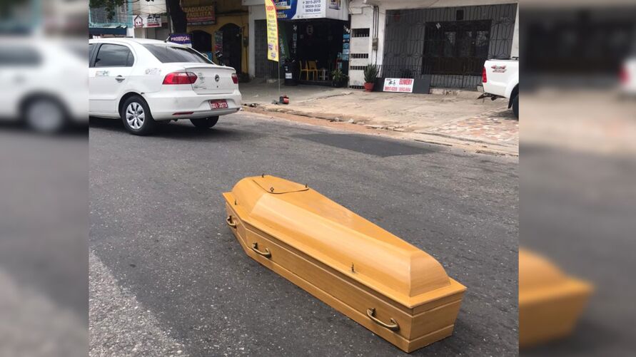 Imagem ilustrativa da notícia: Caixão cai de carro funerário e fica no meio da rua em Belém. Veja o vídeo