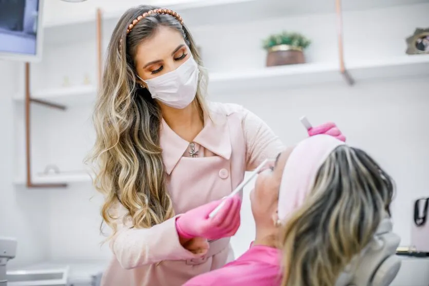  A cirurgiã-dentista Bruna Deprá, tira todas as dúvidas sobre o procedimento estético. | 