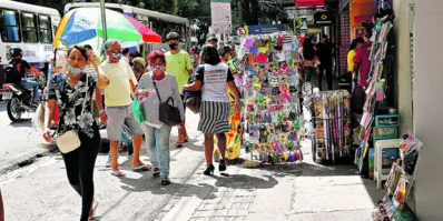 A quantidade de barracas e carros que ocupa as calçadas se torna um problema para quem precisa circular pelas mesmas.