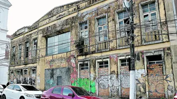 Prédios públicos foram esquecidos pela prefeitura e sofrem com a ação do tempo e o vandalismo

