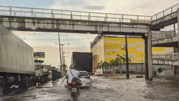 Imagem ilustrativa da notícia Chuvas deixam Mário Covas alagada e trânsito parado em partes de Ananindeua. Veja o vídeo! 