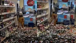 Imagem ilustrativa da notícia Vídeo: mulher quebra 500 garrafas de bebida e arremessa outras em clientes