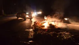 Moradores fazem protestos diariamente contra a situação.