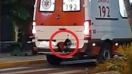 Imagem ilustrativa da notícia Cão sobe em para-choque de ambulância para não abandonar dono, veja o vídeo!