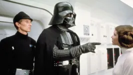 Al Lampert, David Prowse e Carrie Fisher em cena de "Star Wars: Uma Nova Esperança" (1977).
