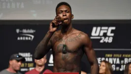 Atual campeão peso-médio do UFC, Israel Adesanya afirma que causa para sua anomalia no peitoral pode ser o 'uso excessivo de maconha'