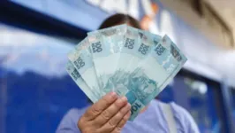 Imagem ilustrativa da notícia Governo vai cobrar por SMS que 2,6 milhões de pessoas devolvam auxílio emergencial