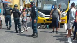 A bicicleta da vítima foi parar debaixo do ônibus. 