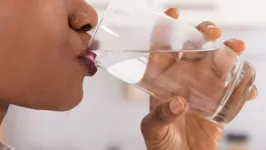 Nutricionista dá dicas para reconhecer se está bebendo pouca água e prevenir a desidratação.